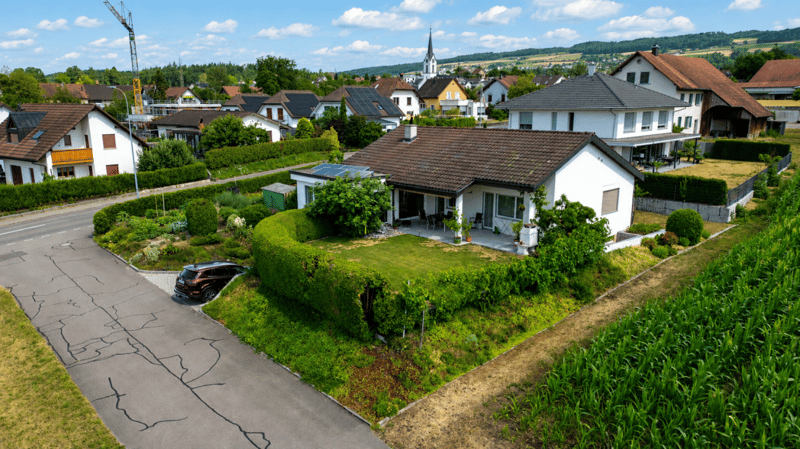 Charmantes 5.5 Zimmer Einfamilienhaus mit Alpenblick und traumhaftem Garten (1)