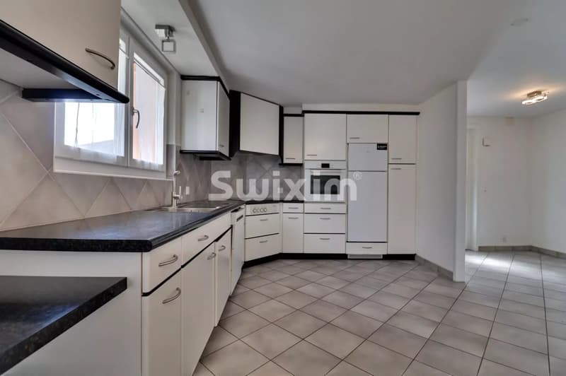 Cuisine lumineuse équipée dans un appartement spacieux.