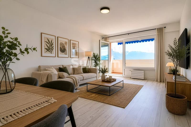 Ce salon spacieux offre une vue imprenable sur la mer et une lumière naturelle abondante.