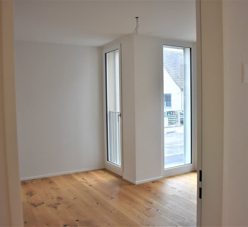 Empty room, white walls, sliding glass doors, balcony, wooden floor