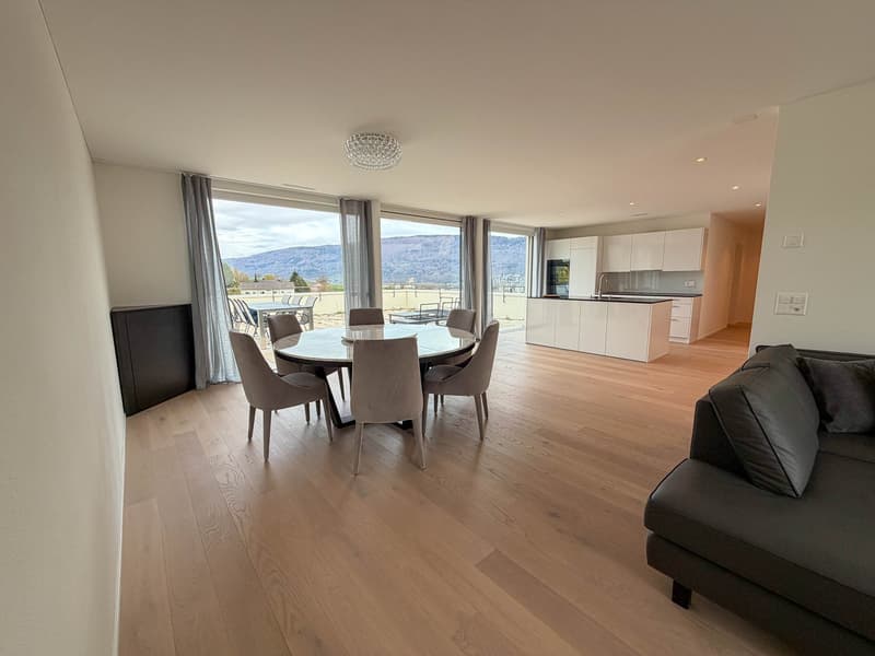 Blick in die Küche und zur Terrasse