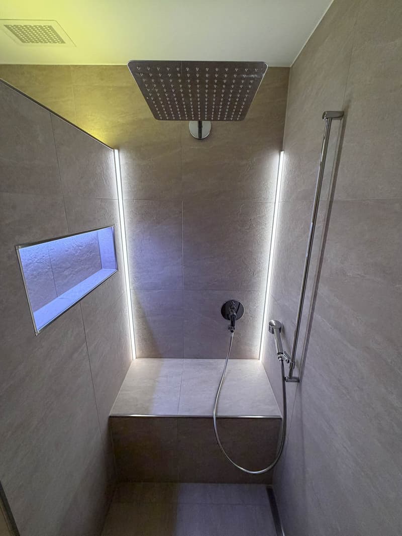 Dusche mit Sitzbank