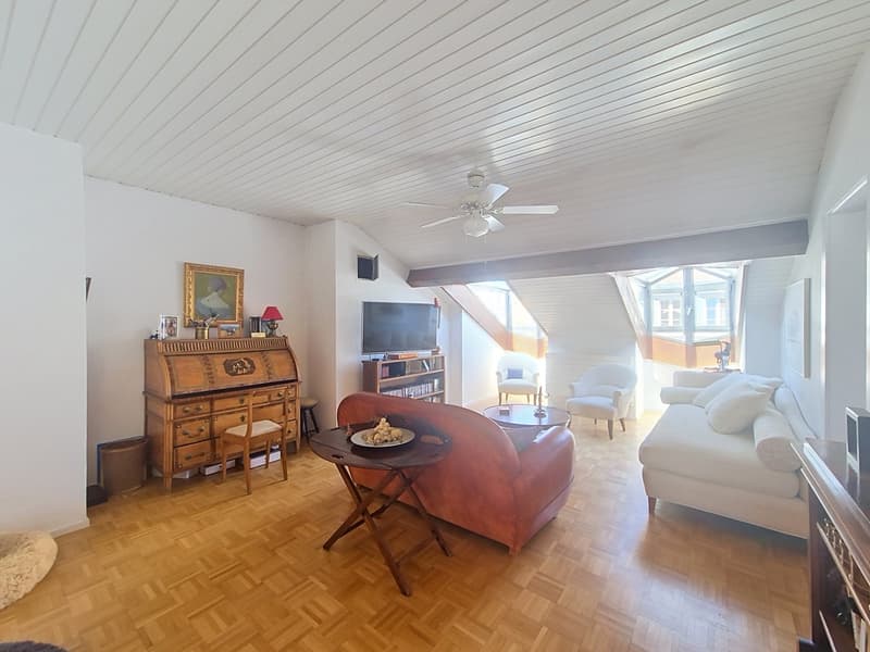 Au coeur de Rolle, attique avec balcon et vue imprenable sur le lac (9)