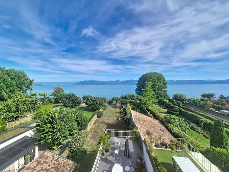 Au coeur de Rolle, attique avec balcon et vue imprenable sur le lac (4)
