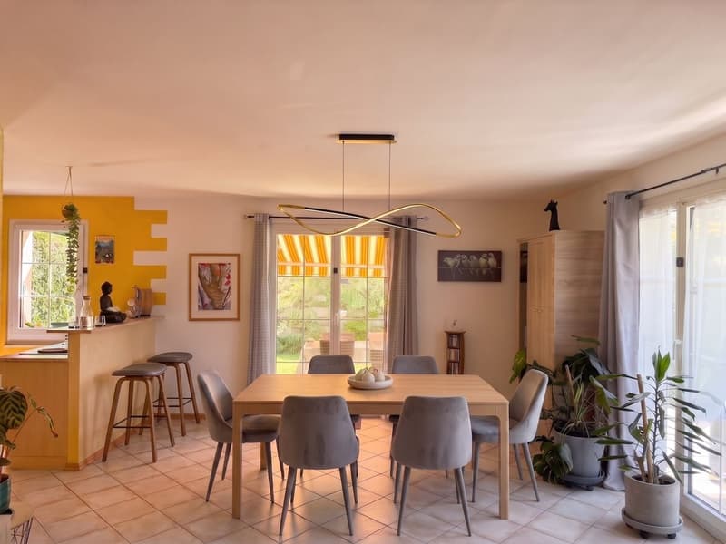 Salle à manger - table et chaise et lustre par IA.