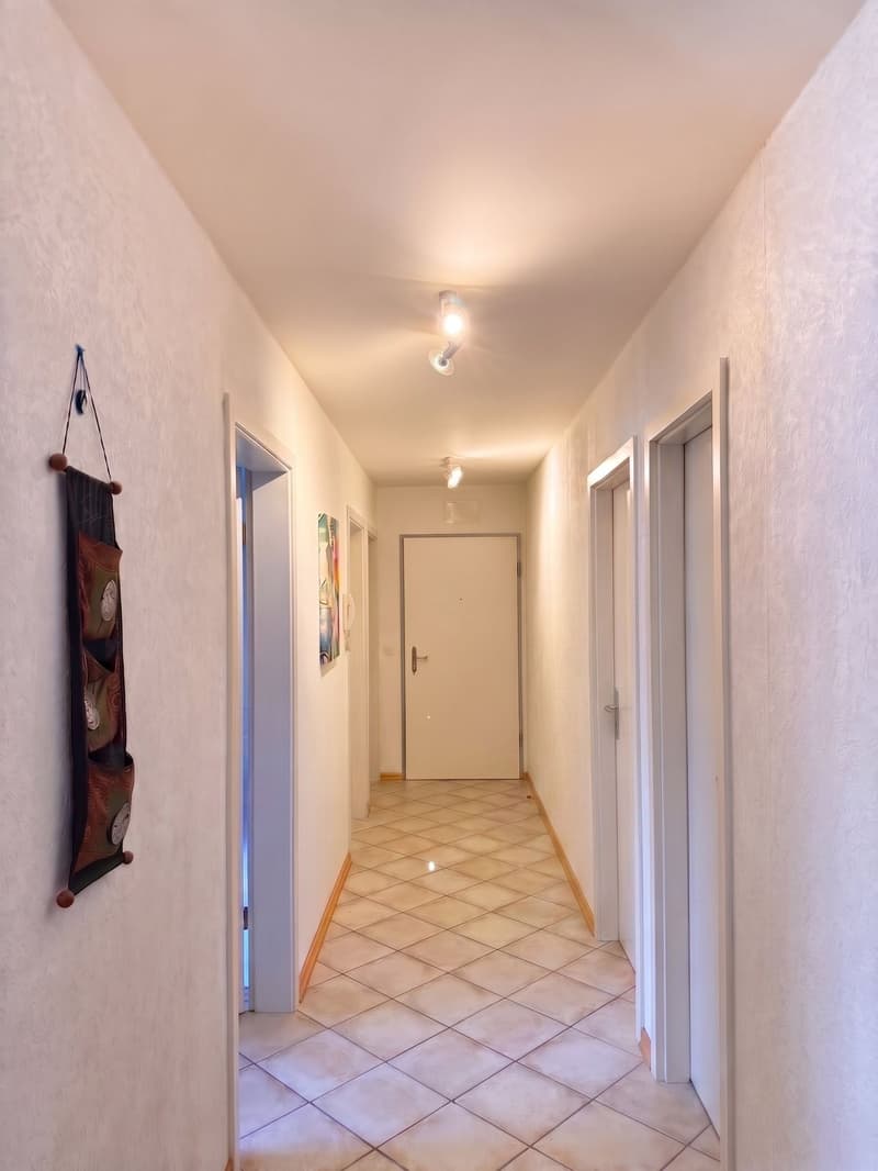 Couloir menant à l'appartement - desservant les trois chambres et les salles de bains.