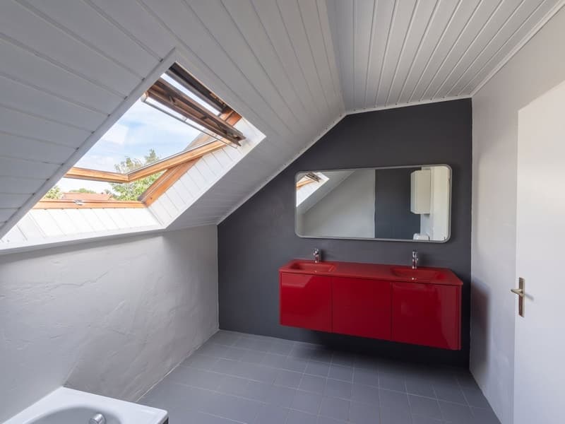 Salle de bain avec baignoire, douche et WC.