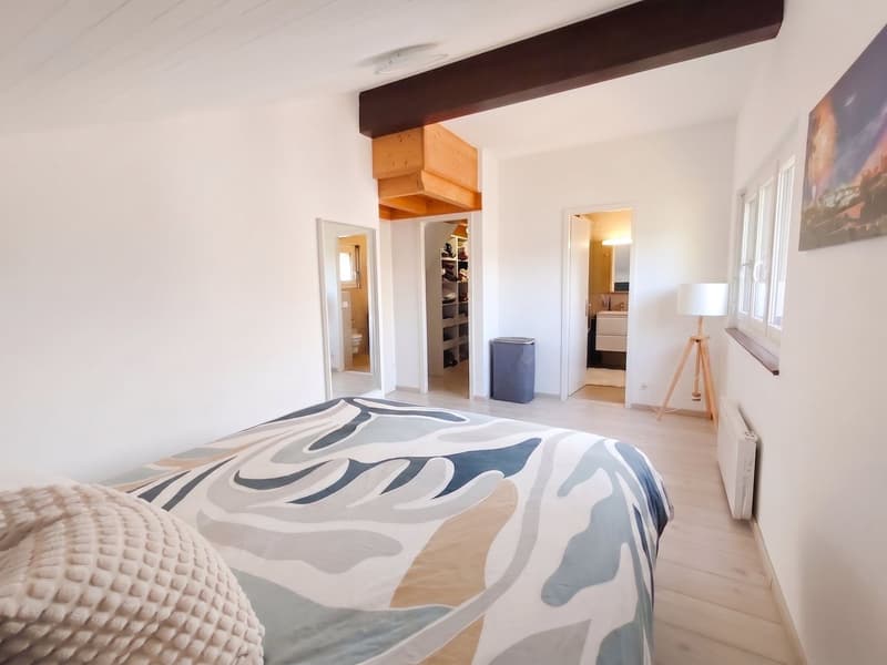 Suite parentale avec vue sur la salle de bain ainsi que le dressing