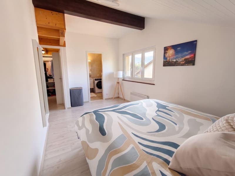 Suite parentale avec accès salle de bain et dressing.