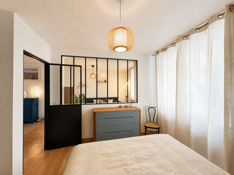 Vue de la chambre, offrant une atmosphère calme et lumineuse.
