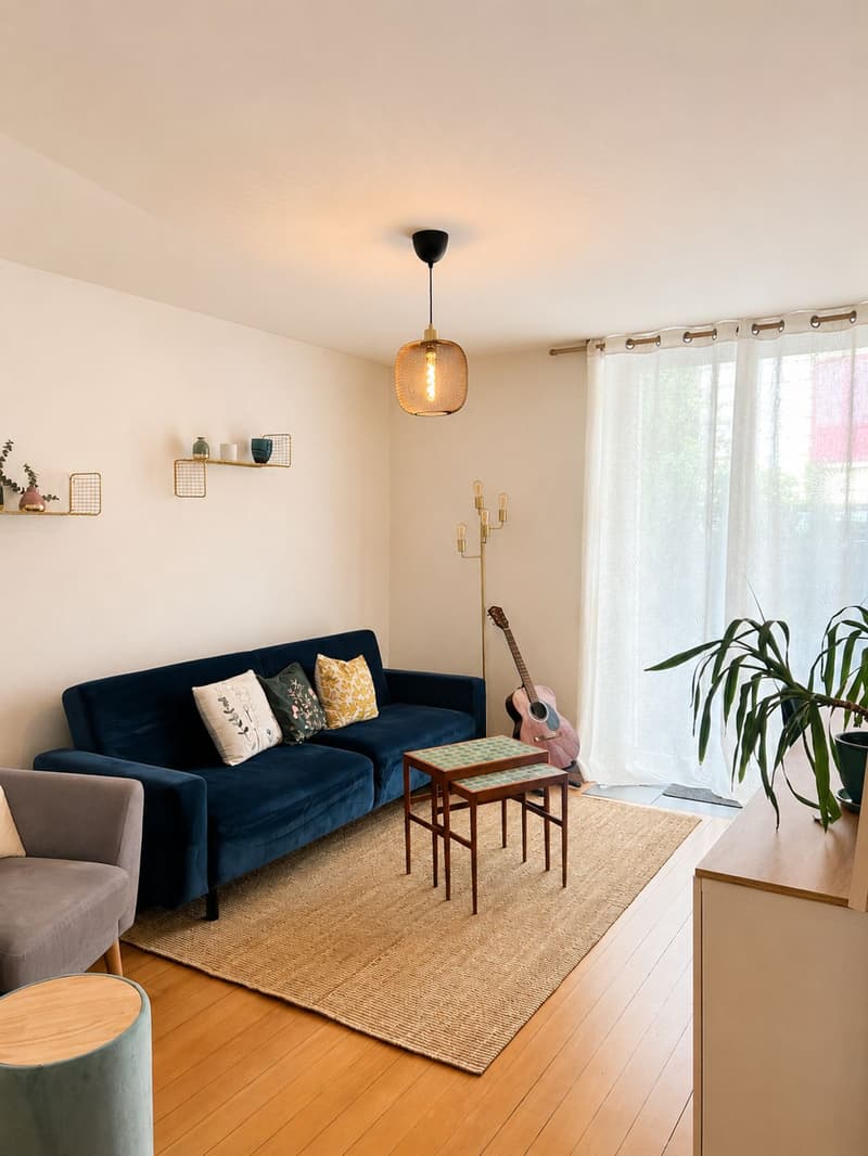 Vue du salon, mettant en valeur sa belle luminosité naturelle.