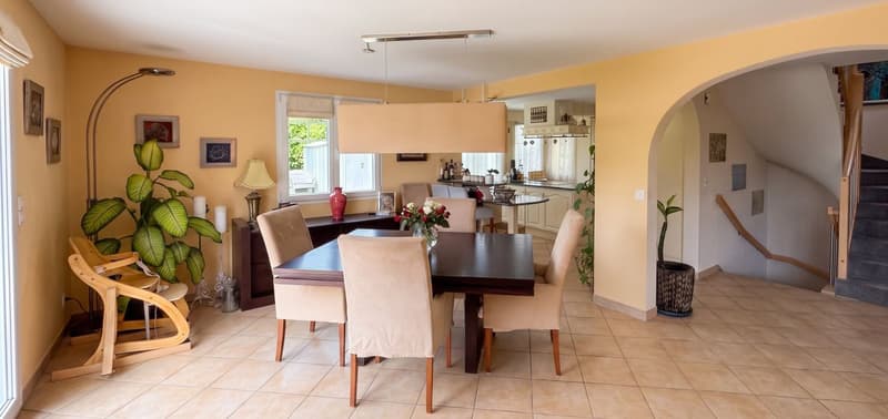 Salle à manger avec cuisine à l'arrière.