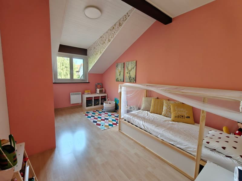 Troisième chambre spacieuse, bénéficiant d'une belle hauteur sous plafond.