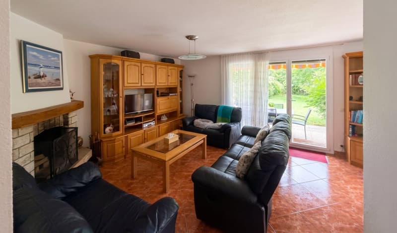 Salon avec accès au jardin