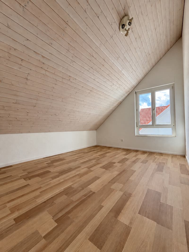 Helle 3.5-Zimmer-Dachwohnung mit Südbalkon & viel Charme (6)