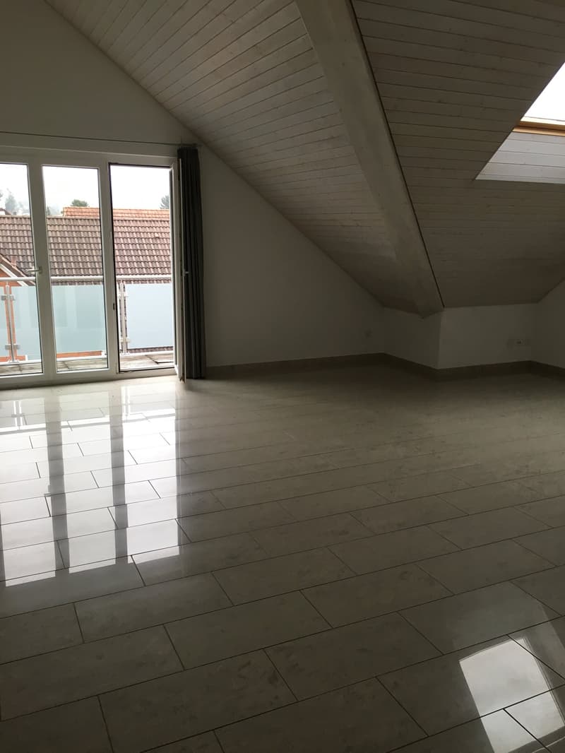 Helle 3.5-Zimmer-Dachwohnung mit Südbalkon & viel Charme (2)