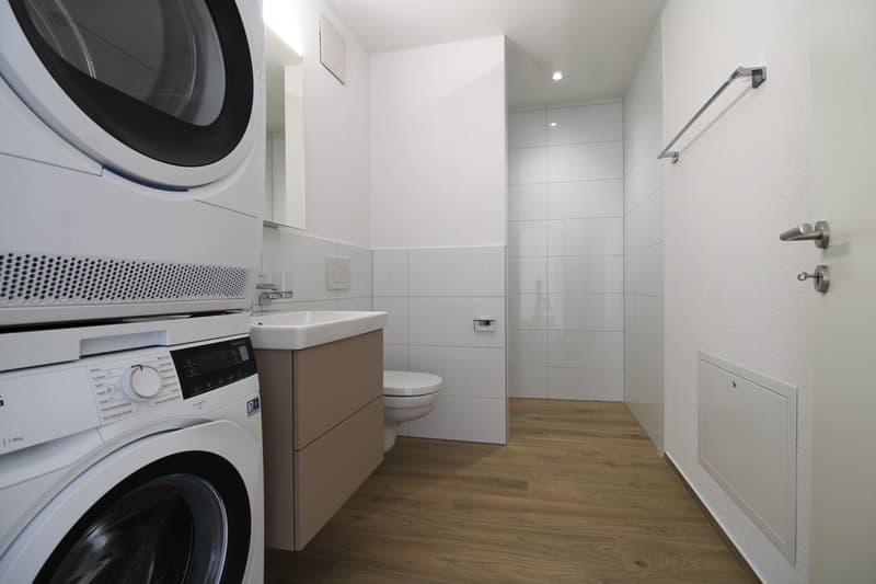 Attraktive 2.5-Zimmer-Wohnung mit Balkon an zentraler Lage in Niederuzwil (2)