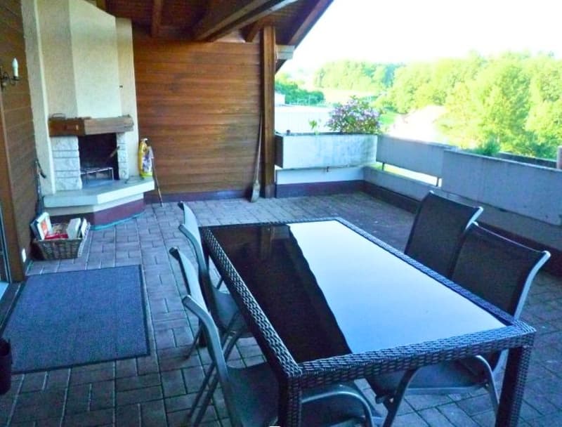 grosse überdachte Terrasse mit Cheminée