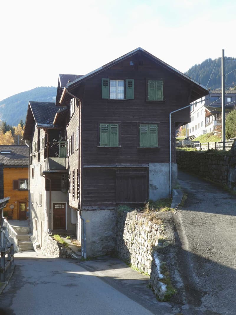 Zwei urtümliche Zweifamilienhäuser in Disentis/Mustèr (2)