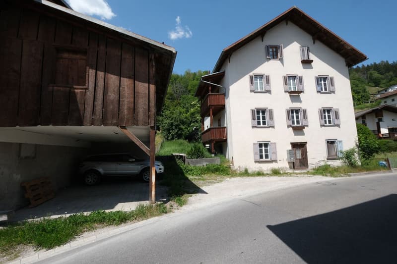 Das grosse Dreifamilienhaus in Schluein bei Ilanz/Glion (1)