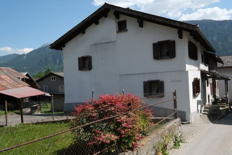 Das grosse Wohnhaus mit Stall in Schluein bei Ilanz/Glion (1)
