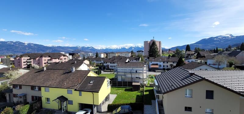 Grosszügiger Grundriss und Balkon mit wunderschöner Aussicht zur Erholung! (8)
