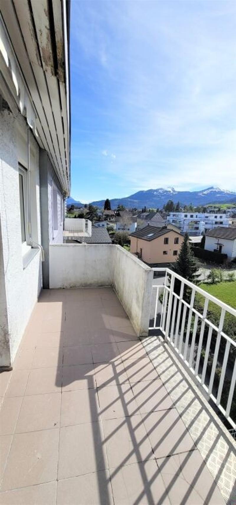 Grösszügiger Grundriss, modern und mit sonnigem Balkon! (8)