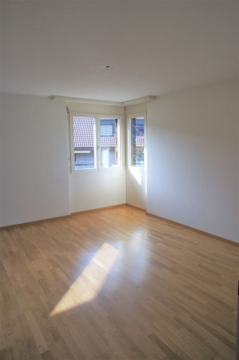 Modern, zentral gelegen, mit grossem Balkon im Grünen! (9)