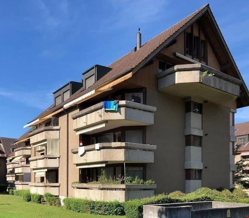 Modern, zentral gelegen, mit grossem Balkon im Grünen! (1)