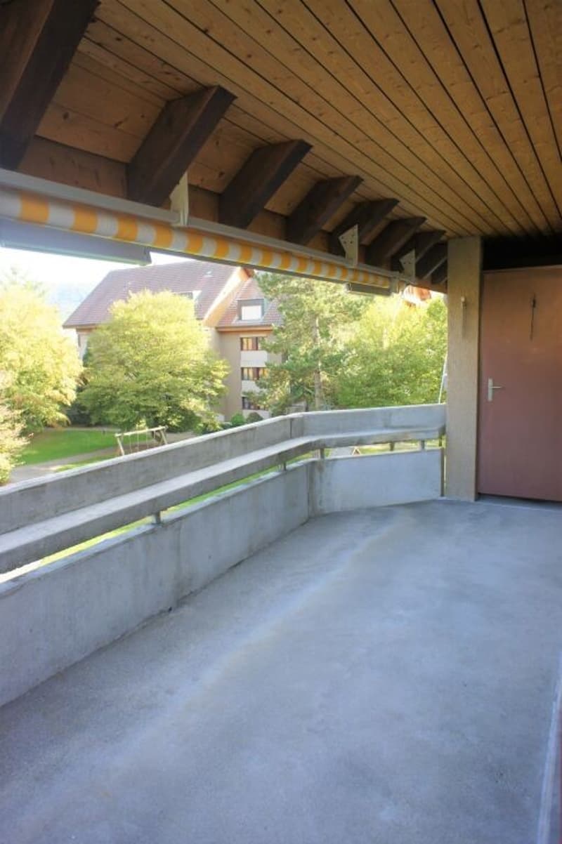 Modern, zentral gelegen, mit grossem Balkon im Grünen! (12)