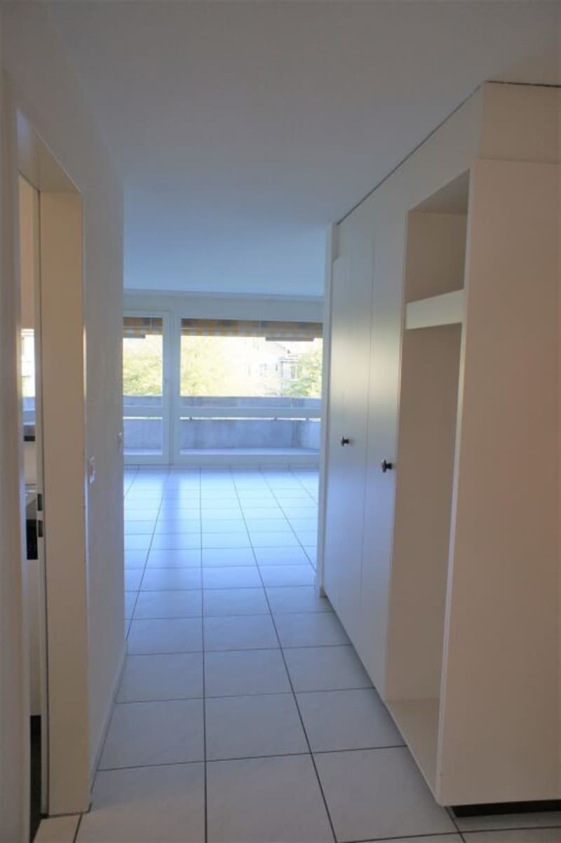 Modern, zentral gelegen, mit grossem Balkon im Grünen! (6)
