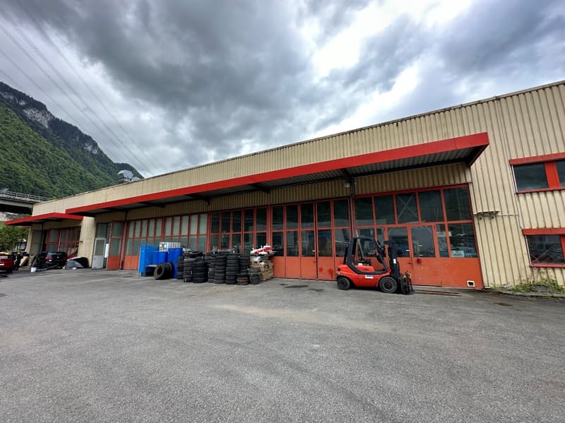 Halle artisanale de 1670 m2 avec zone résidentielle de 212 m2 à Villeneuve (2)