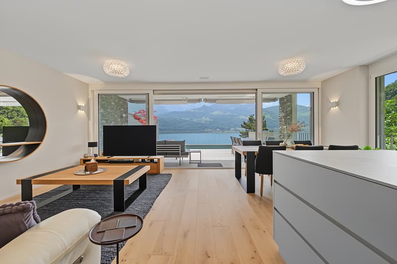 Wohnzimmer mit Seeblick