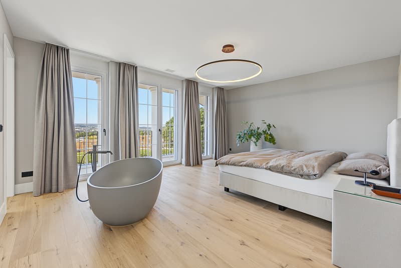 Schlafzimmer mit Badewanne