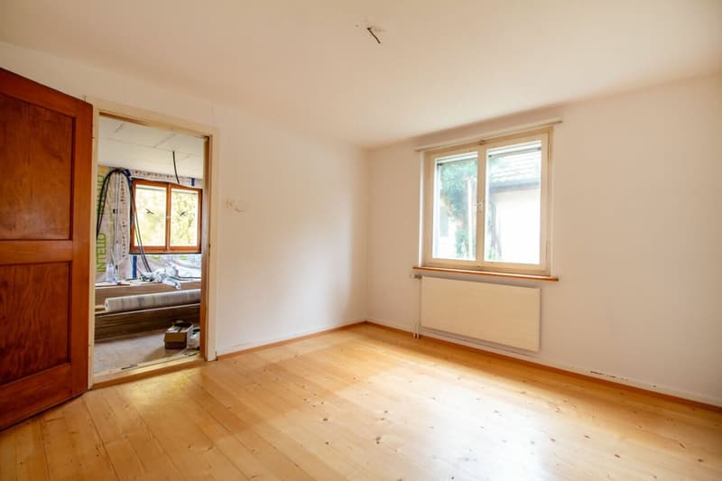Freistehendes Einfamilienhaus mit Potenzial, separater grossen Werkstatt-/Garagengebäude (13)