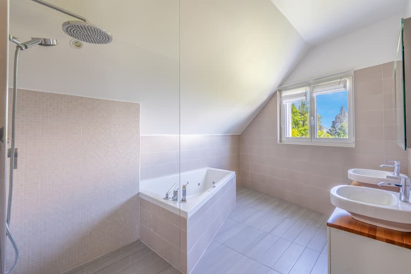 Spacieuse villa avec piscine (3)