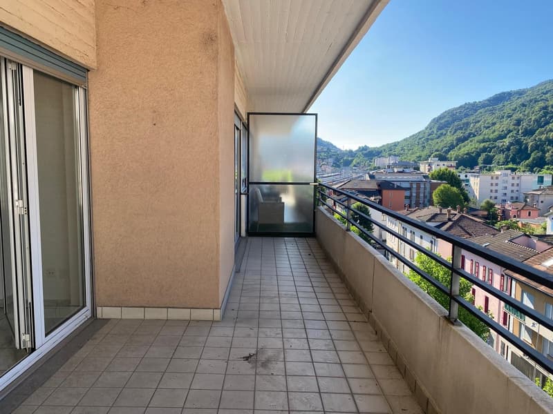 Chiasso, grande attico 3,5 locali con cucina separata (7)