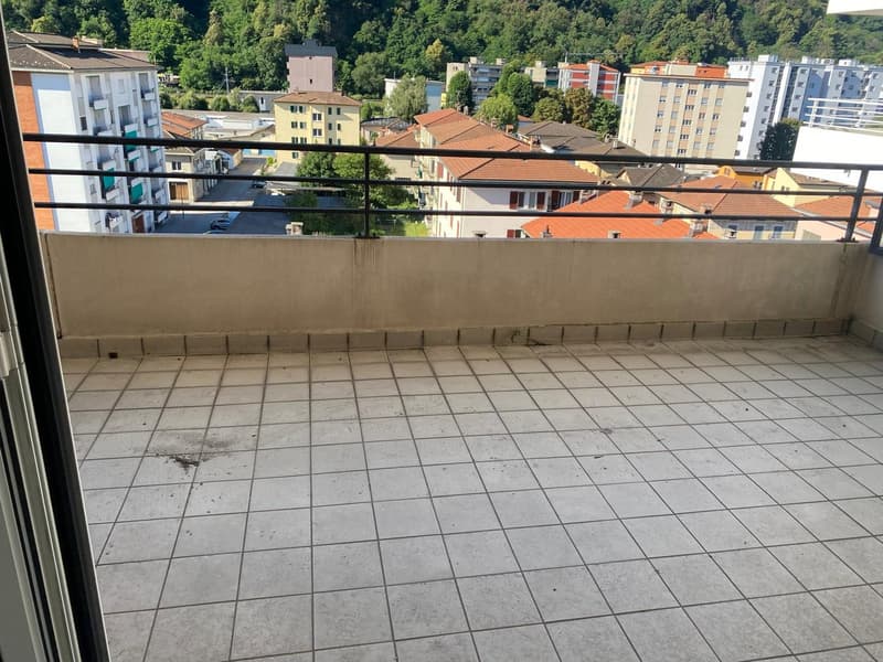 Chiasso, grande attico 3,5 locali con cucina separata (8)