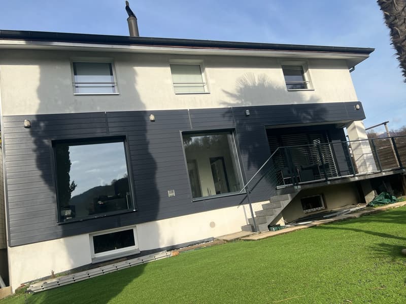 Villa immersa nel verde con grandi spazi (5)