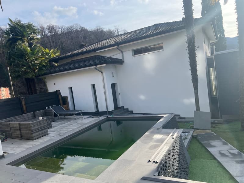 Villa immersa nel verde con grandi spazi (4)