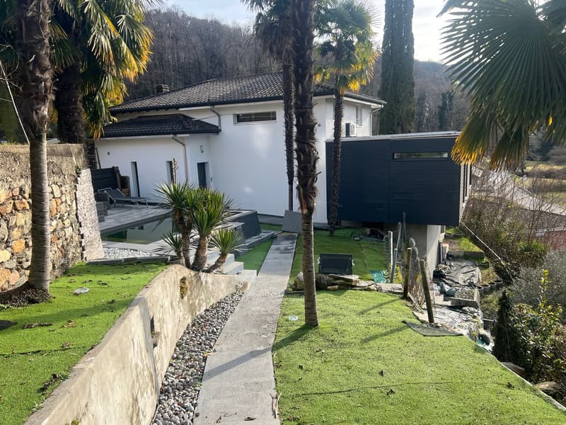 Villa immersa nel verde con grandi spazi (3)