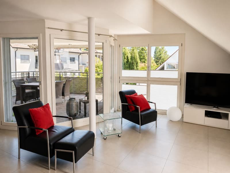 Geräumige 3.5-Zimmer Dachwohnung mit Aussicht in Weiningen (2)