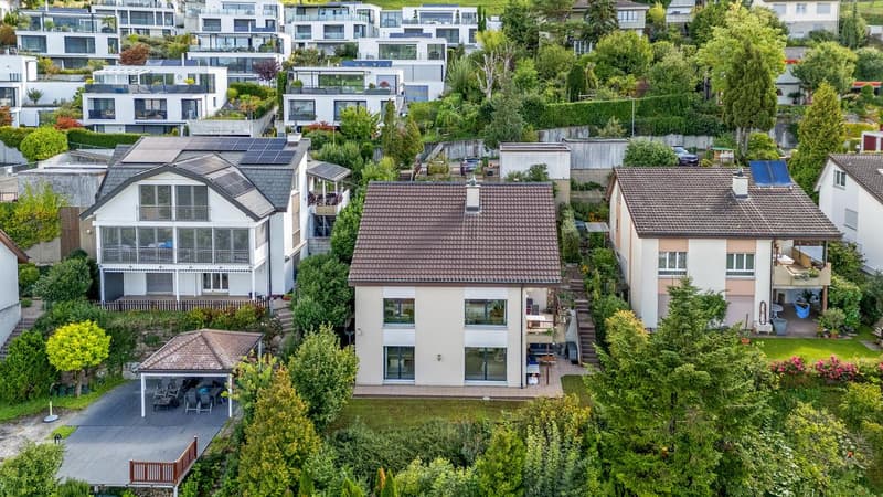 Fantastische Aussicht mit grosszügigem Garten (1)