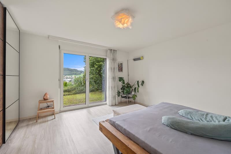 Fantastische Aussicht mit grosszügigem Garten (8)