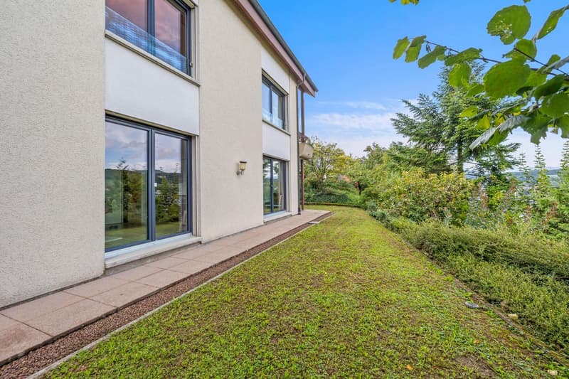 Fantastische Aussicht mit grosszügigem Garten (10)