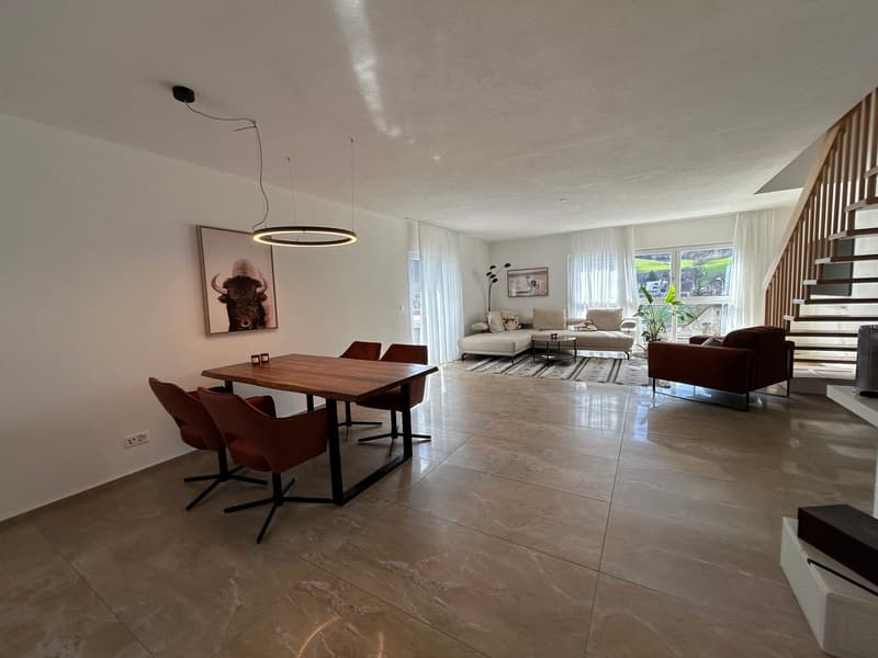 Grosszügige 4.5-Zimmer-Maisonette mit zwei Balkonen und Weitsicht an ruhiger Lage (2)