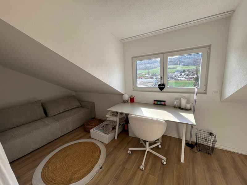 Grosszügige 4.5-Zimmer-Maisonette mit zwei Balkonen und Weitsicht an ruhiger Lage (9)