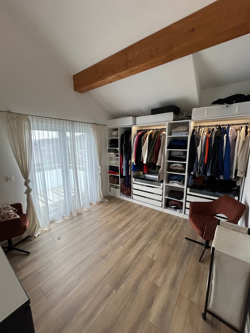 Grosszügige 4.5-Zimmer-Maisonette mit zwei Balkonen und Weitsicht an ruhiger Lage (6)