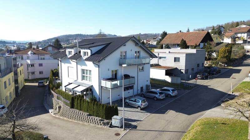 Grosszügige 4.5-Zimmer-Maisonette mit zwei Balkonen und Weitsicht an ruhiger Lage (1)
