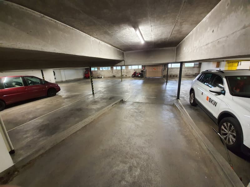 Einstellhallen- oder Aussenparkplatz im Spiegel Nähe Steinhölzli-Märit (2)